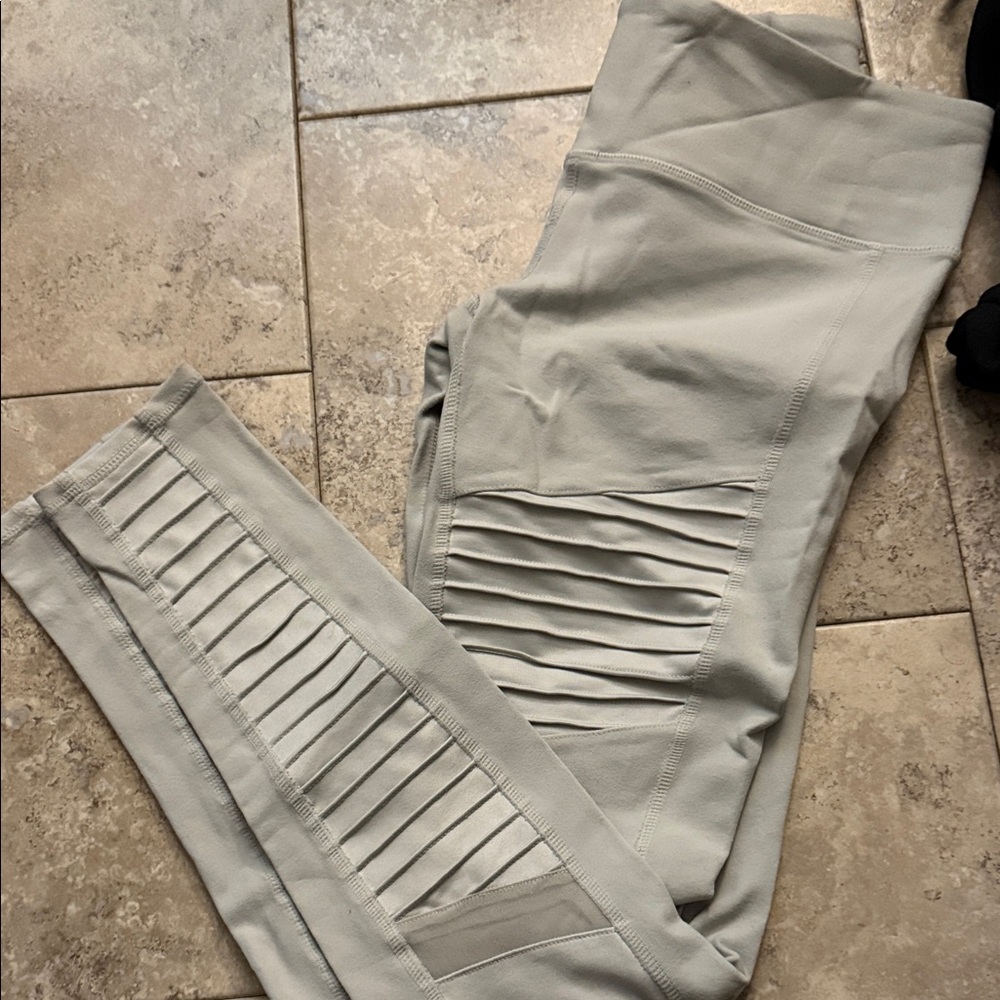 ALO Yoga Light Gray Ribbed Leggings